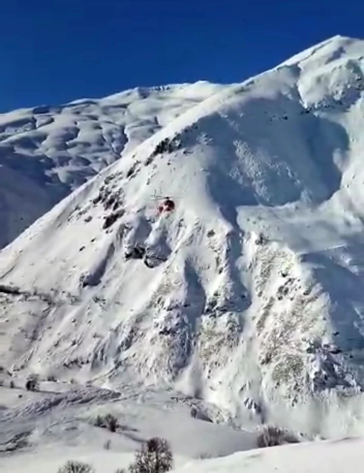 Köylülerin küreklerle yaptığı piste indirilen helikopterle doğum hastası kadın kurtarıldı
