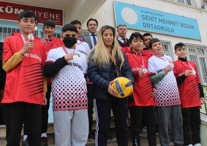 Küçük voleybolcuların 5 topla gelen şampiyonluğu
