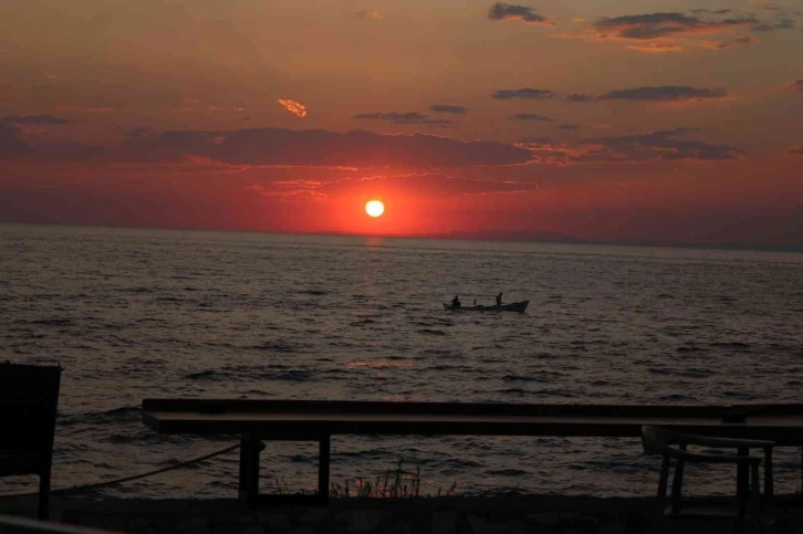 Kuşadası’nda gün batımı mest ediyor
