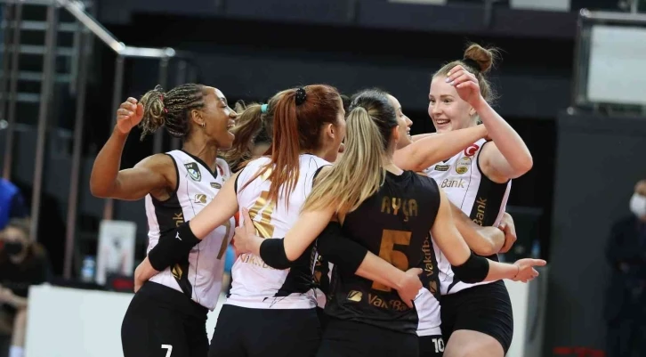 Lider VakıfBank normal sezonu galibiyetle kapattı
