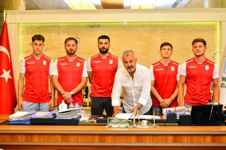 Manavgat Belediyespor’da 14 imza birden atıldı
