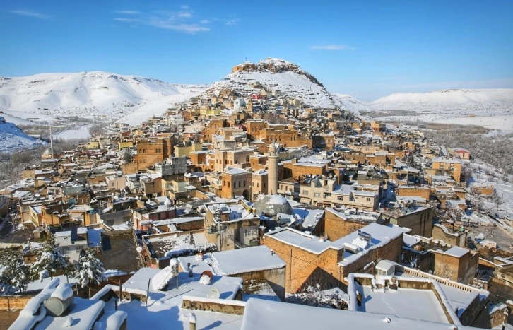 Mardin’de karla birlikte tarihi yapılar beyazla süslendi
