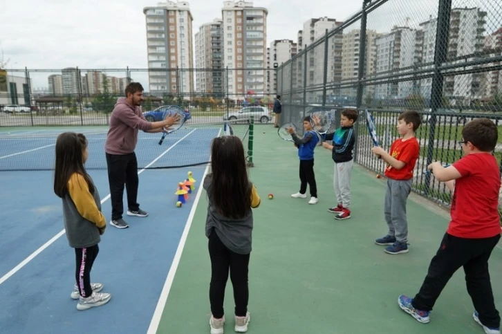 Melikgazi’nin tenis kursu devam ediyor
