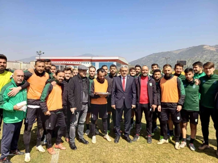 MHP Aydın İl Başkanı Alıcık’tan Efelerspor’a baklava ikramı
