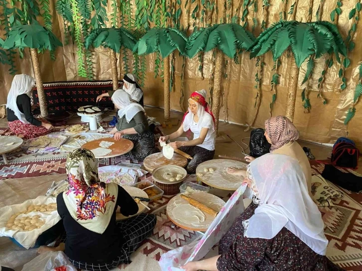 Minik öğrenciler hamur açıp börek yaptı
