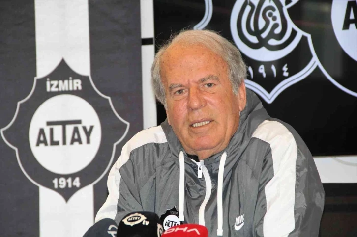 Mustafa Denizli, Altaylı futbolcularla görüştü
