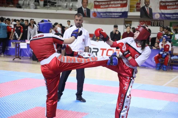 Okullararası Gençler Türkiye Kick Boks Şampiyonası, Sivas’ta sürüyor
