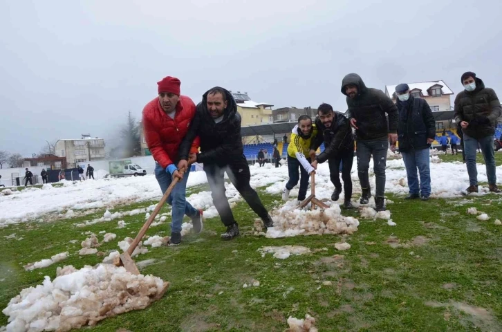 Ordu’da sahaya inen taraftarlar kar temizliği yaptı
