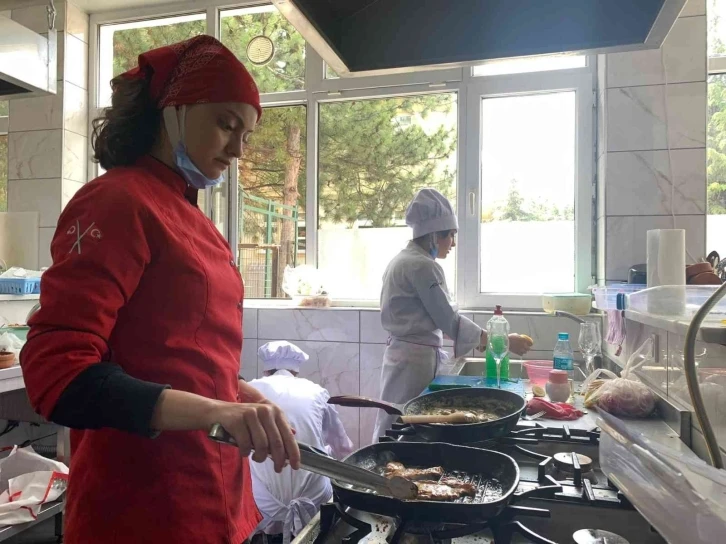 (ÖZEL) Genç aşçılar bu sefer mezun olmak için ter döktü
