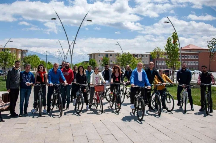 Pedallar engelli farkındalığı için döndü
