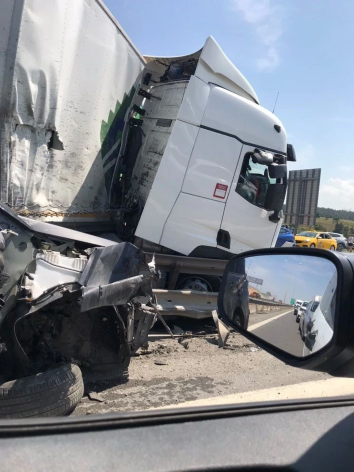 Pendik’te beton tankeri ve tırın karıştığı kazada beton tankeri yola devrildi. Olay yerine sağlık ekipleri sevk edildi.
