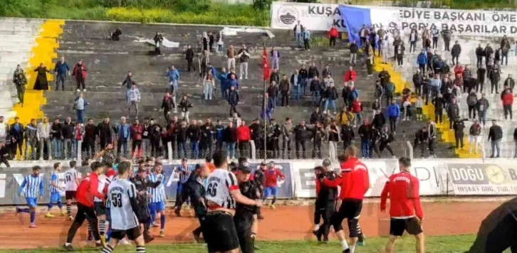 Play-off maçında yumruklar havada uçuştu
