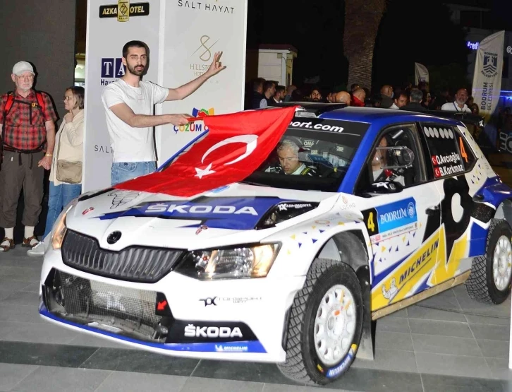 Ralli araçları Bodrum sokaklarını piste çevirdi
