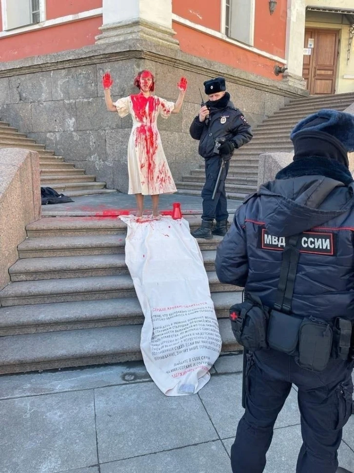 Rus sanatçı üzerine kırmızı boya dökerek savaşı protesto etti
