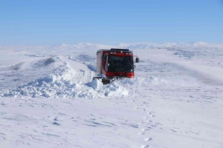 Sağlık ekipleri yolu ulaşıma kapanan köydeki çocuk için seferber oldu
