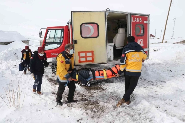 Sağlık ekipleri yolu ulaşıma kapanan köydeki hasta çocuk için seferber oldu
