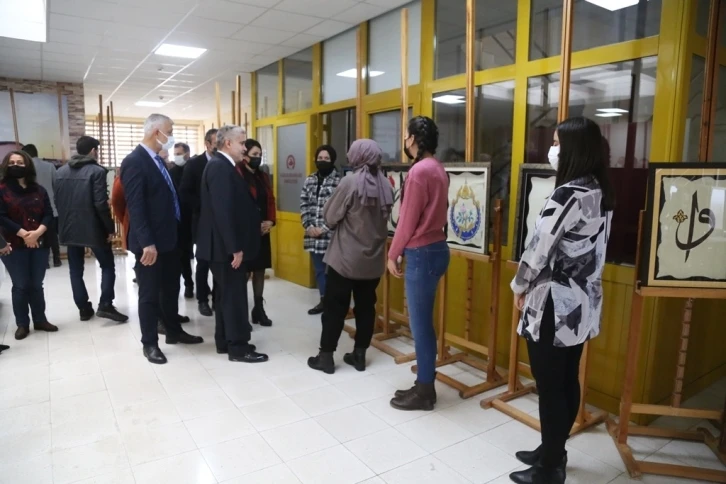 Sağlıkçılar ASÜ’de tezhip, hat ve ebru sergisi açtı
