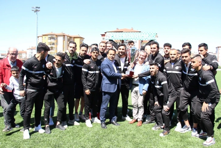 Şampiyon Kale Belediyespor kupasını kaldırdı
