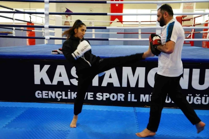 Şampiyon sporcu dünya şampiyonluğu için sahura kadar çalışıyor
