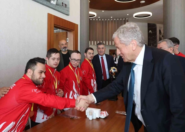 Servet Yardımcı, dünya üçüncüsü Down Futsal Milli Takımı ile bir araya geldi
