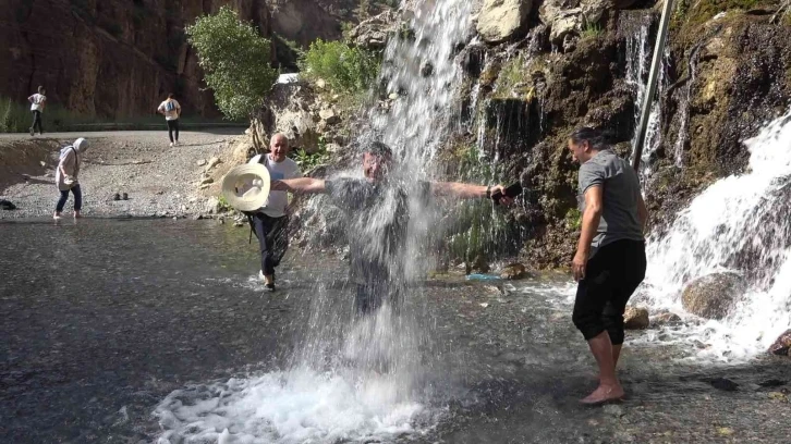 Sıcaktan bunalan vatandaşlar doğal şelalede serinleniyor
