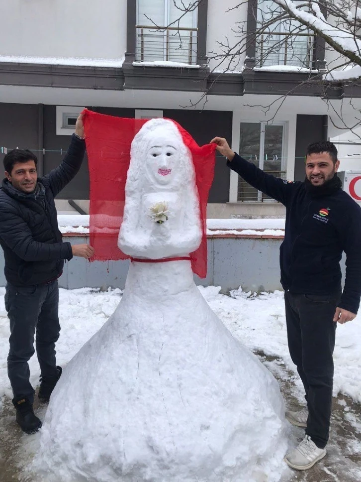 Sultanbeyli’de kardan gelin yapıp duvak taktılar
