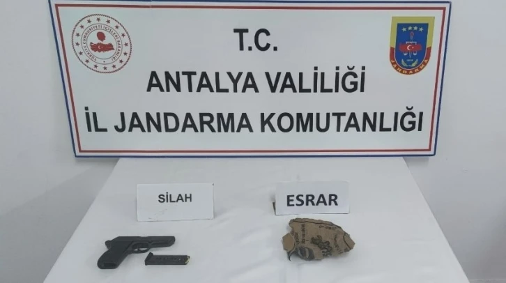 Şüpheli şahısların üzerinde ruhsatsız tabanca ve esrar bulundu
