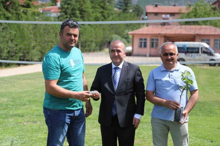 Tokat’ta 12 bin adet tüplü asma fidanı ile 400 ana arı törenle dağıtıldı
