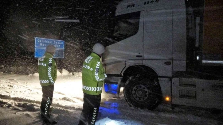 Tokat’ta Nisan ayında kar yağışı ulaşımda aksamalara neden oldu
