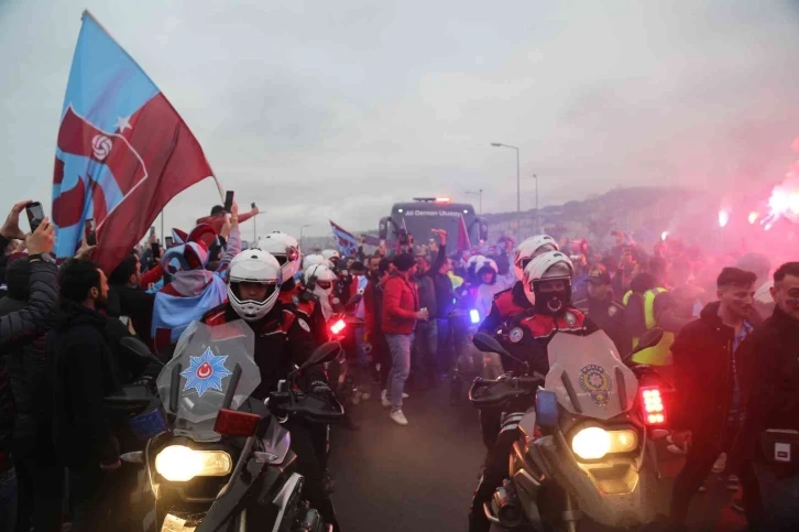 Trabzonspor kafilesi, yoğun sevgi gösterileri arasında stada ulaştı
