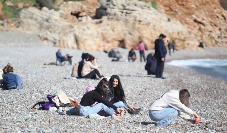 Türkiye donarken Antalya’da  güneşi gören sahile geldi
