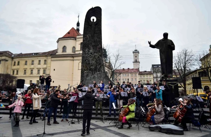 Ukraynalı sanatçılardan hava sahasının kapatılması için konser
