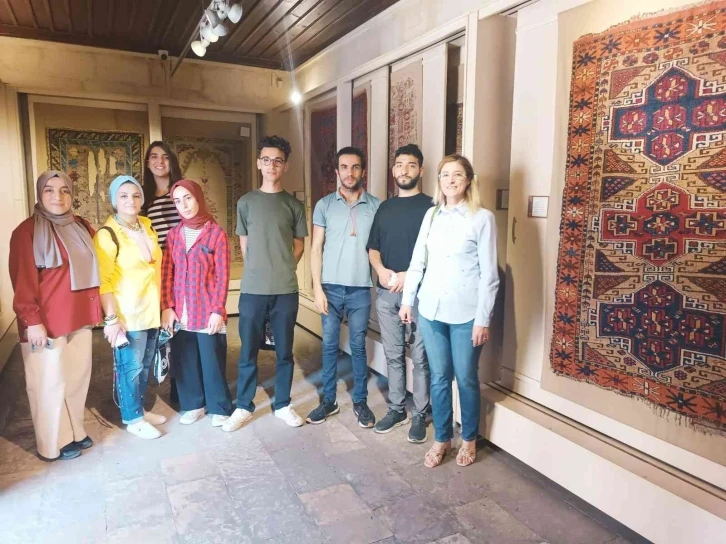 Üniversite öğrencilerinden halı ve kilim müzesine ziyaret
