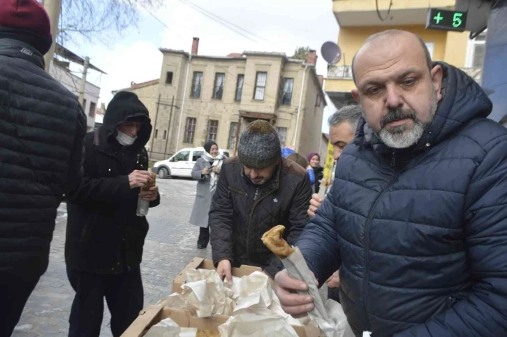 Vakıftan vatandaşlara gözleme ikramı
