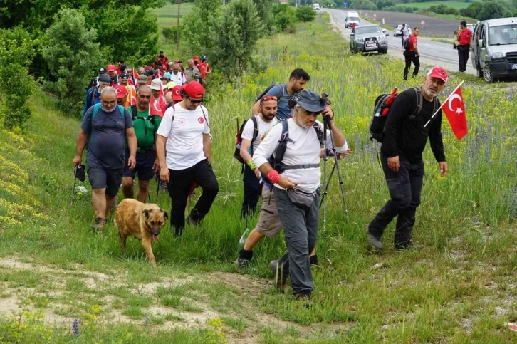 Vatandaşlarla 70 kilometre yürüyen köpek, "İstiklal" ismini aldı
