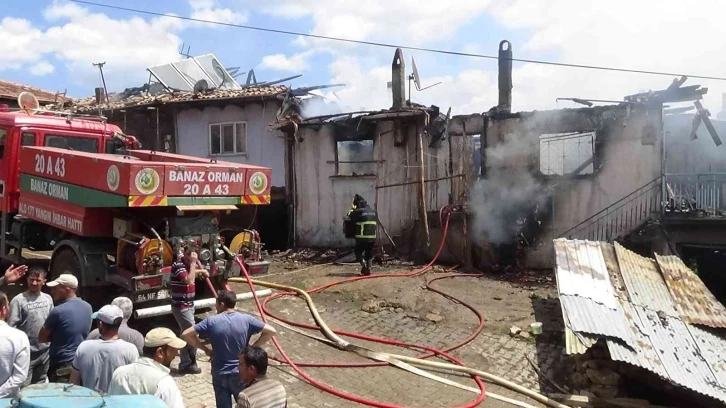 Yangın dumanından etkilenen yaşlı çift hastaneye kaldırıldı
