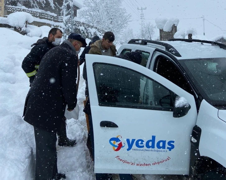 YEDAŞ ekipleri, karla kaplı yolda acil hasta için seferber oldu
