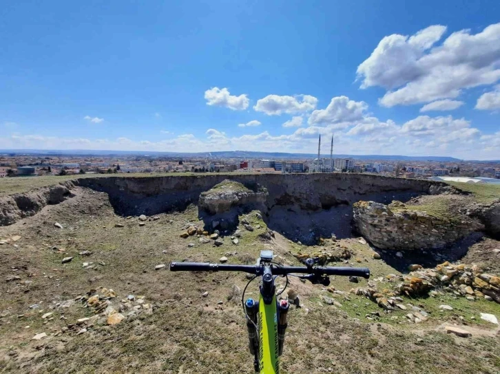 Yeni rotalar keşfeden millî sporcunun son durağı Şarhöyük kazı alanı oldu
