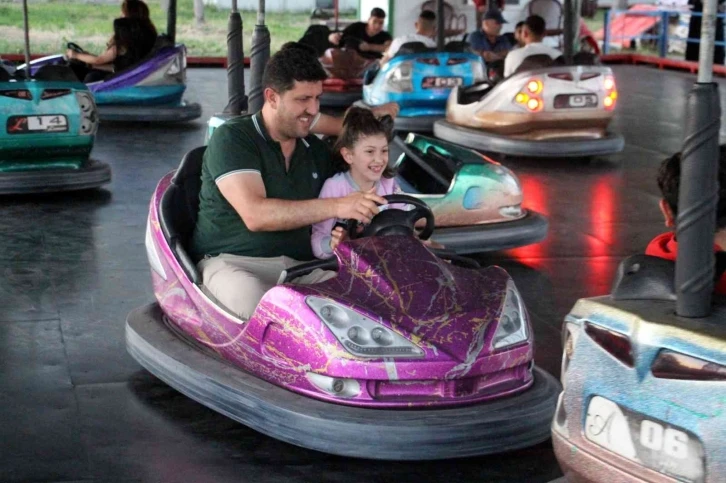 Yok böyle karne hediyesi, 200 bin çocuğa lunapark bileti hediye etti
