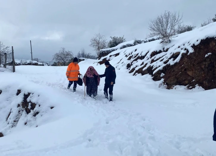 Yol kardan kapandı, hasta kadının imdadına ekipler yetişti
