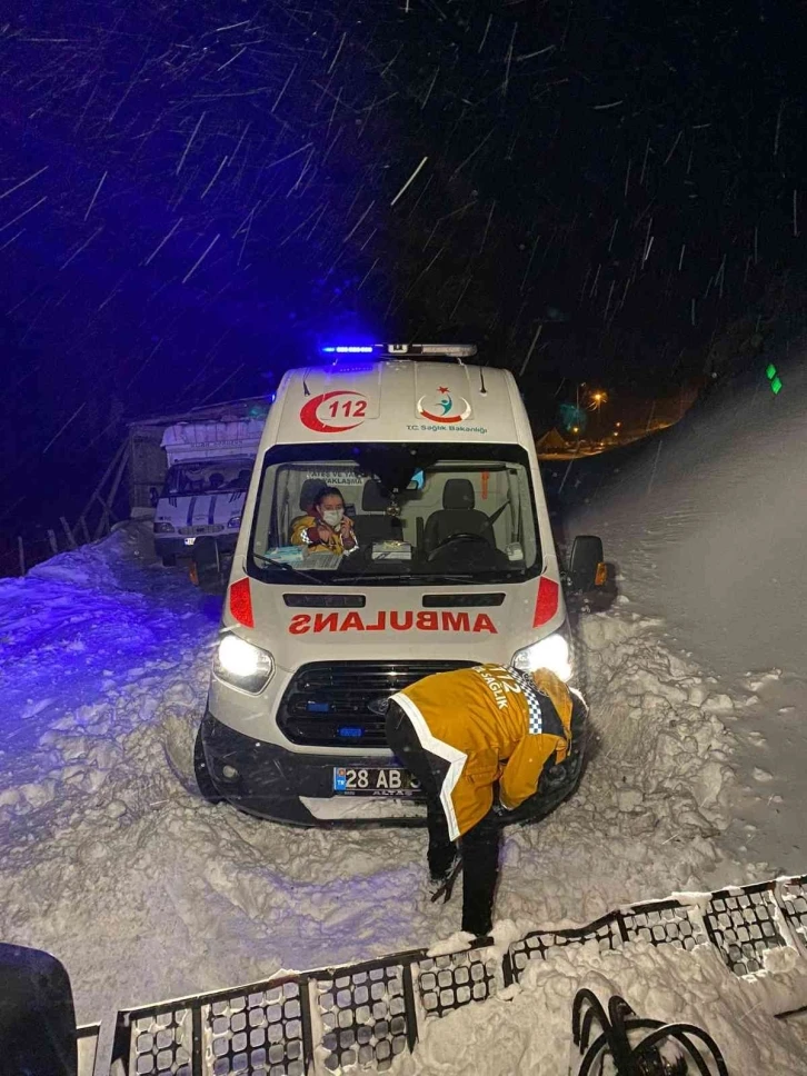 Yolda kalan ambulansın imdadına otel çalışanları yetişti
