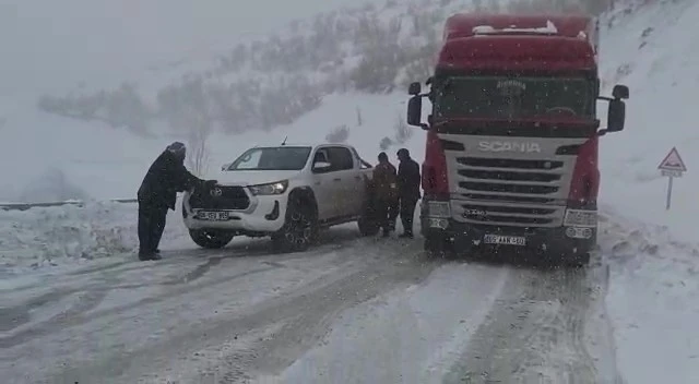 Yüksekova-Şemdinli karayolunda onlarca araç tipiye yakalandı
