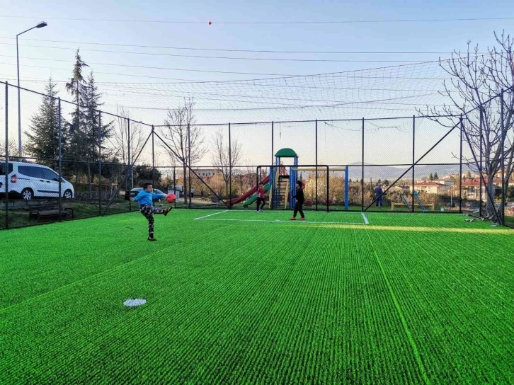 Yunus Emre Mahallesi’ndeki saha yenilendi
