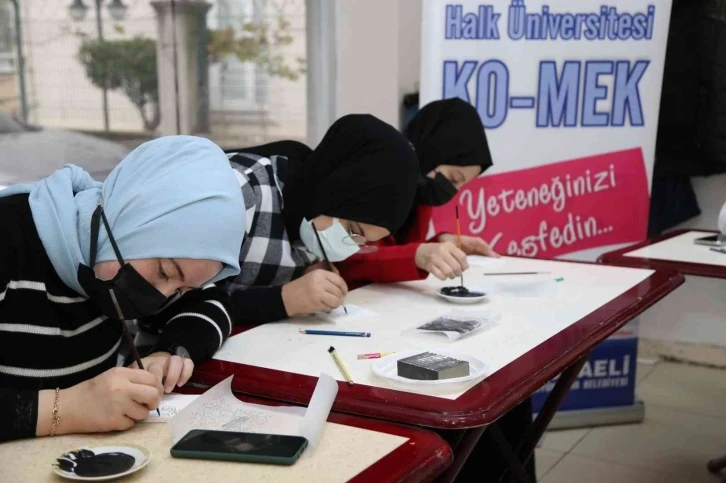 Ziyaret ettikleri KO-MEK’te çini boyama yaptılar
