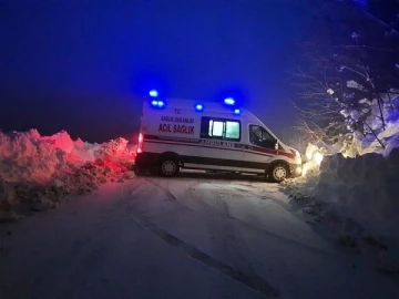 35 kilometrelik yolu 12 saatte aşarak yardım bekleyen hastayı kurtardılar
