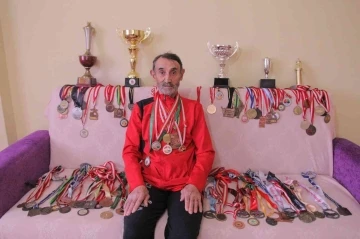 77 yaşındaki Murat Altun’un spor azmi, bir oda dolusu madalyası var
