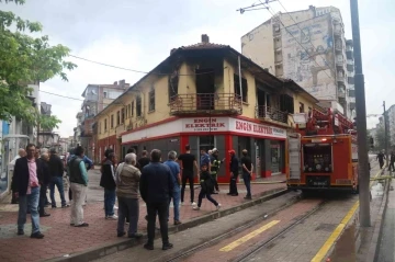 Alevlere teslim olan otel kullanılamaz hale geldi
