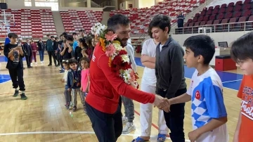 Avrupa’dan madalya ile dönen Muhammet Akdeniz spora başladığı salonda gururla karşılandı
