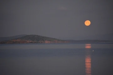 Ayvalık’ta dolunay ihtişamı
