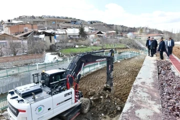 Başkan Çınar, Yeşilyurt güreş sahası çalışmalarını inceledi
